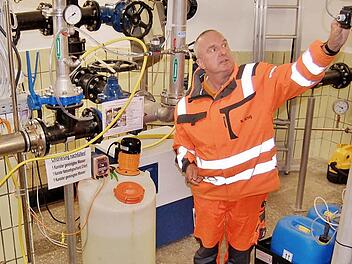 Wasserwart Norbert Krug (62) überprüft in der Wasseraufbereitungsanlage, ob alles in Ordnung ist. Foto: Sigismund von Dobschütz