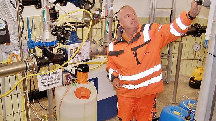 Wasserwart Norbert Krug (62) überprüft in der Wasseraufbereitungsanlage, ob alles in Ordnung ist. Foto: Sigismund von Dobschütz