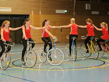 Beim Ehrenabend zum 90-jährigen Gründungsjubiläum des RV Adler 1924 Sand e.V. zeigten die Kunstradfahrer/innen des Verein Kostproben ihres Könnens. Fotos: Alfons Beuerlein