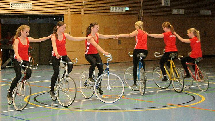 Beim Ehrenabend zum 90-jährigen Gründungsjubiläum des RV Adler 1924 Sand e.V. zeigten die Kunstradfahrer/innen des Verein Kostproben ihres Könnens. Fotos: Alfons Beuerlein