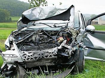 Diesen VW steuerte der 40-jährige Mann. Er starb bei dem schweren Unfall gestern zwischen Oberschleichach und Zell. Fotos: Sabine Weinbeer