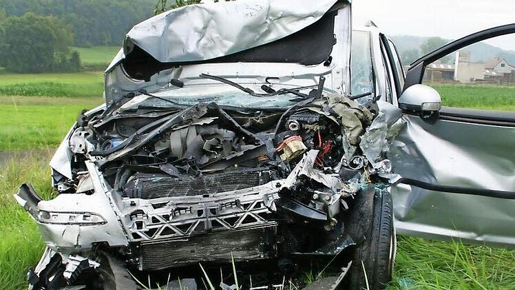 Diesen VW steuerte der 40-jährige Mann. Er starb bei dem schweren Unfall gestern zwischen Oberschleichach und Zell. Fotos: Sabine Weinbeer
