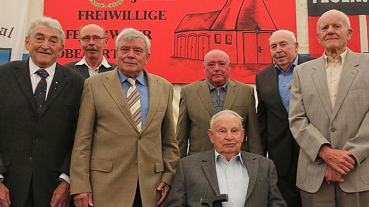 Ausgezeichnet für 50- bis 70-jährige Mitgliedschaften in der Wehr wurden Reinhold Weigand, Heinz Nöth, Anton Gerlach und Hubert Kuchenbrod (vorne, von links) sowie Bruno Weigand, Albert Schäfer und Markus Nöth (hinten, von links).