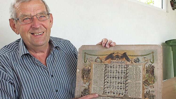 Herbert Warter aus Hesselberg mit Erinnerungsblatt der Ortschaft an den Ersten Weltkrieg