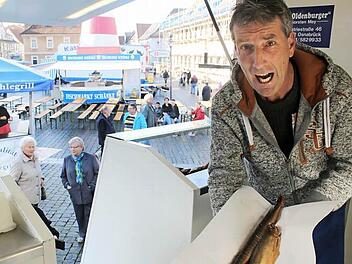 Aal Hinnerk (Hoffmann) bei der Arbeit auf dem Lichtenfelser Marktplatz Foto: Markus Häggberg