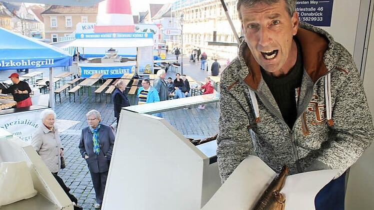 Aal Hinnerk (Hoffmann) bei der Arbeit auf dem Lichtenfelser Marktplatz Foto: Markus Häggberg