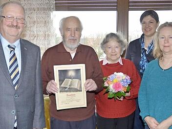 Gratulation zur Eisernen Hochzeit. Von links Vizelandrat Bernd Steger, Fritz Wagner, Frieda Wagner, Zweite Bürgermeisterin Angela Hofmann und Evi Beier, eine Tochter des Jubelpaars Foto: K.- H. Hofmann