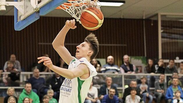 Arnoldas Kulboka steigt nach einem Schnellangriff zum Dunking hoch und l&auml;sst es krachen. Fotos: sportpress