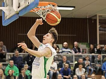 Arnoldas Kulboka steigt nach einem Schnellangriff zum Dunking hoch und lässt es krachen. Fotos: sportpress