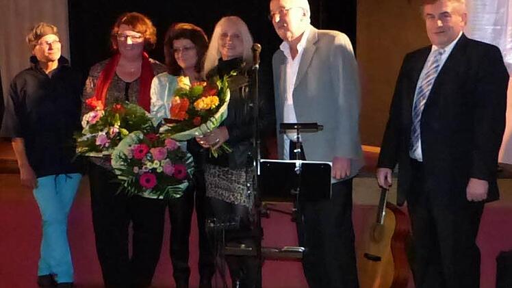 Der neue LQN-Künstler-Banner wurde vorgestellt: (von links) Edina Thern, Cornelia Buß, Karin Thomas und Marianne Renke vom LQN-Arbeitskreis Kultur mit Vorsitzendem Hermann Dörfler und Pressecks Bürgermeister Siegfried Beyer.