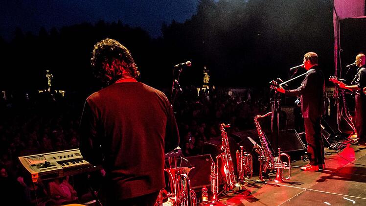 Wie Hans-Jürgen Buchner und seine Band Haindling ihr Konzert beim Tambacher Sommer zum ebenso gelungenen wie nachdenklich stimmenden Abend werden lassen.