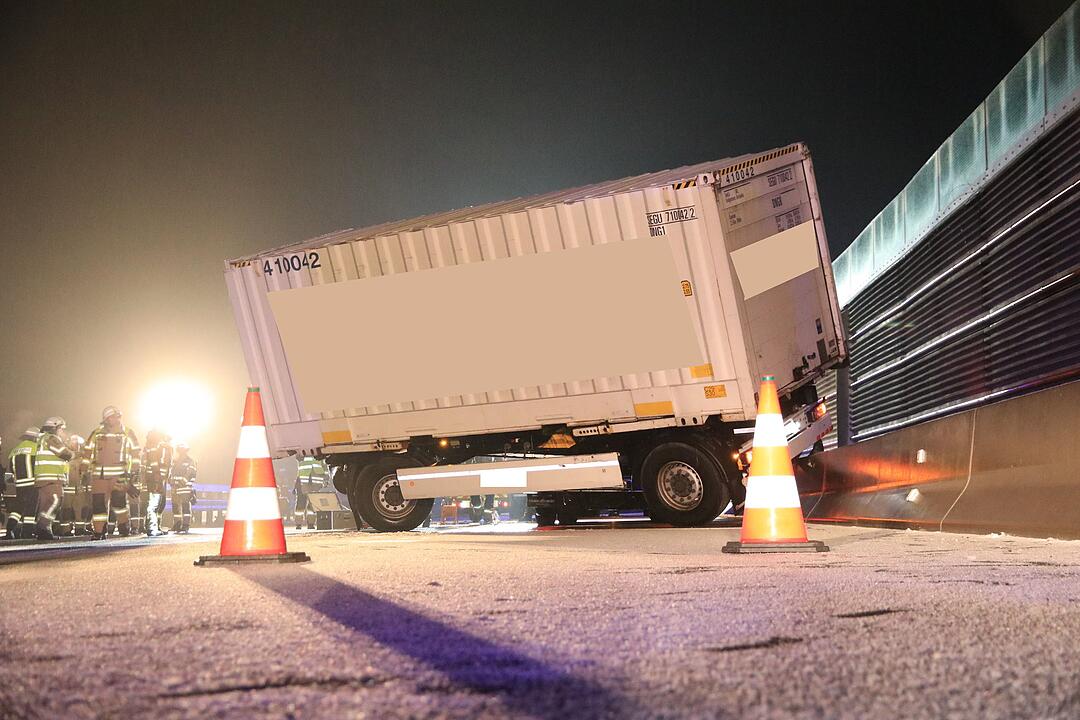 Lkw kommt auf A73 ins Schleudern - Anhänger stellt sich quer