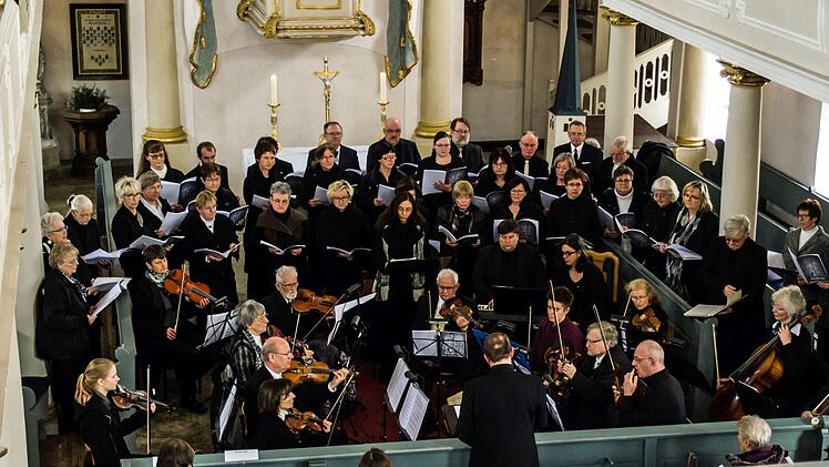 Einen eindringlichen Akzent zum Osterfest setzte die Aufführung der Johannespassion von Heinrich Schütz in der Marienkirche in Gauerstadt. Kirchenmusikdirektor Torsten Sterzik dirigierte die Sängervereinigung Bad Rodach und die Stadtkantorei Hildburghausen sowie das Collegium musicum Hildburghausen.Jochen Berger