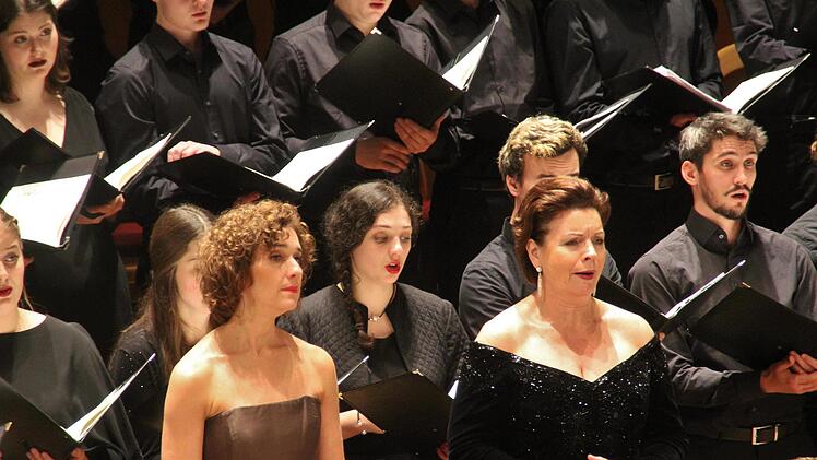 57 Intensives Zusammenwirken: Juliane Banse (links), Lioba Braun und Chor. Foto: Werner Vogel
