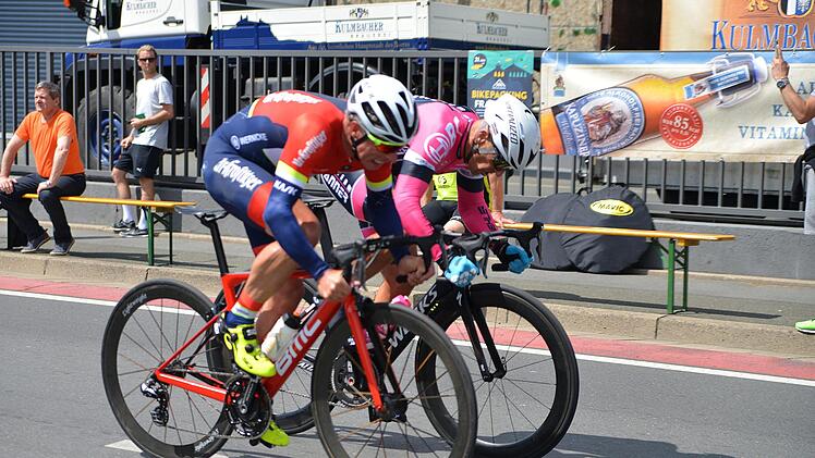 Knapper geht's nicht. Zielsprint zwischen Erik Danner (rechts) und Markus Swassek im Seniorenrennen. Foto: Karl Heinz Weber