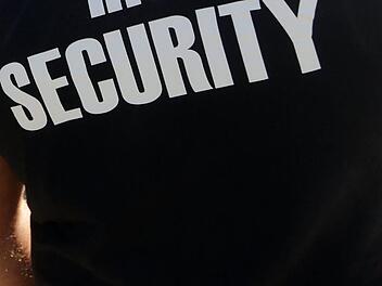 In Bayern wurde ein Security-Mitarbeiter mit einer Waffe angegriffen. Symbolfoto: David Young/dpa