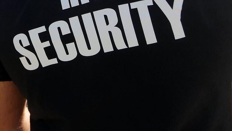 In Bayern wurde ein Security-Mitarbeiter mit einer Waffe angegriffen. Symbolfoto: David Young/dpa