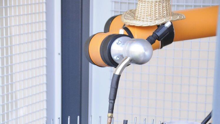 Die Furcht vor Konkurrenz scheint unbegr&uuml;ndet: Der Roboter hat zwar  eine Flechtarbeit ausgef&uuml;hrt, allerdings eine wenig anspruchsvolle -  und langsamer als ein Mensch. Alicia Vetter