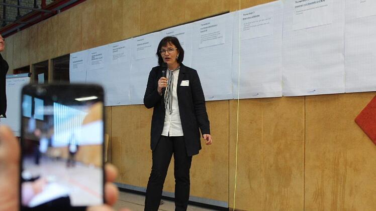 Gisela Raab ist die Initiatorin der Raab'schen Konferenzen. Am Freitag stand sie noch vor leeren Wänden, die sich bald mit Eintragungen füllen sollten. Foto: Markus Häggberg