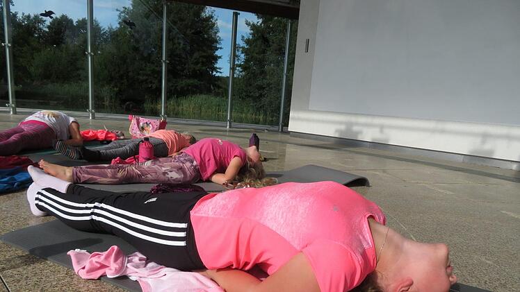 Asana für Kinder: der Fisch . Beim "Matsyasana""macht Emma richtige Blubbergeräusche mit dem Mund.