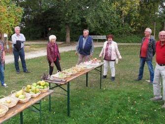 In der Birnenausstellung wurden den Teilnehmern der Besichtigung zahlreiche verschiedene Sorten vorgestellt. Foto: Thomas Neder