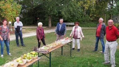 In der Birnenausstellung wurden den Teilnehmern der Besichtigung zahlreiche verschiedene Sorten vorgestellt. Foto: Thomas Neder
