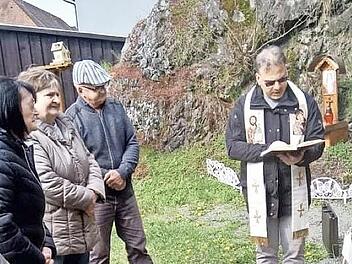 Pfarrer Richard F. Reis spendete im Beisein einiger Gäste den Segen an der Kapelle.