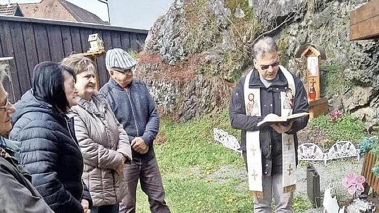 Pfarrer Richard F. Reis spendete im Beisein einiger Gäste den Segen an der Kapelle.