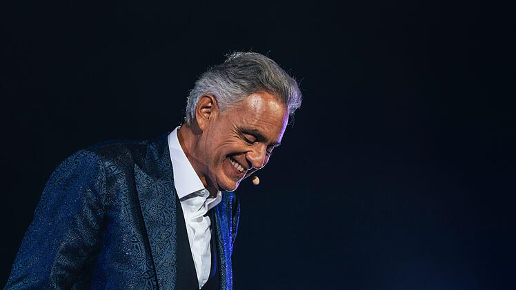 Anl&auml;sslich des Jubil&auml;ums seines "Romanza"-Albums bittet Andrea Bocelli in sein Freiluft-Theater in der Toskana.