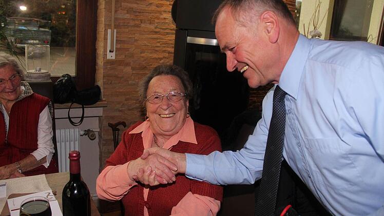 Vorsitzender Anton Leiber dankt Lina Reuß für die Mitgliedstreue.