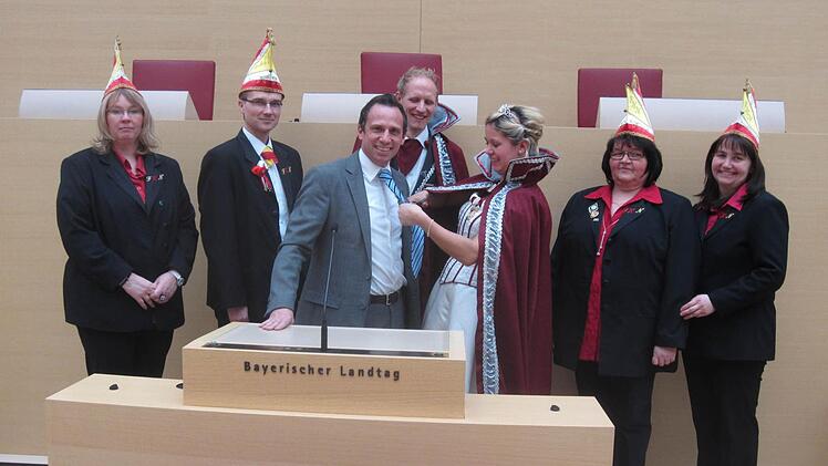 ...und Thorsten Glauber (MdL-FW) die Krawatte abschneiden.