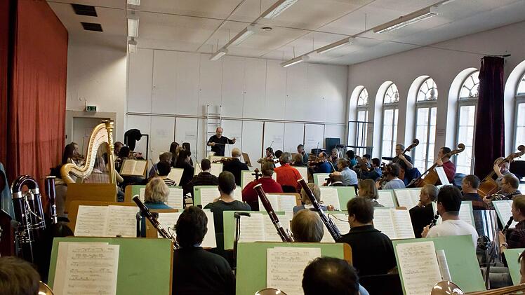 Drangvolle Enge im Orchesterprobensaal des Landestheaters