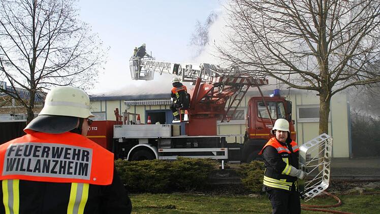 Dichter Rauch stand über dem Sportheim. Foto: G. Bauer