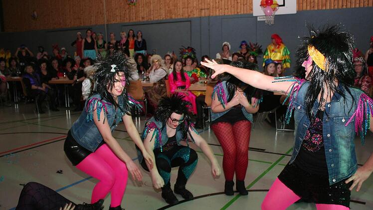Ausgelassen tanzten viele Frauen beim Weiberfasching in Wachenroth. Foto: Evi Seeger
