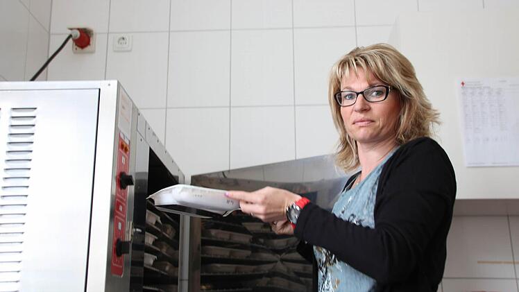 Carmen Goll organisiert beim BRK Essen auf Rädern.  Fotos: Benedikt Borst