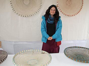 Mònica Guilera Subirana fertigt ihre Schalen und Körbe in einer traditionell von Fischern genutzten Technik an.  Fotos: Gerda Völk