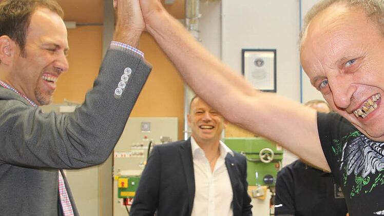 Das war super: Werkstatt-Mitarbeiter Jürgen fordert Volker Hartmann zum Einschlagen auf.  Foto: Diana Fuchs