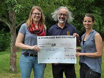 Dirk Hönerlage (Mitte) von der Eine-Welt-Gruppe Bad Brückenau nahm die Spende entgegen. Foto: privat