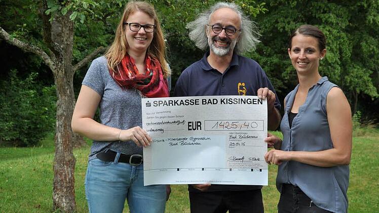 Dirk Hönerlage (Mitte) von der Eine-Welt-Gruppe Bad Brückenau nahm die Spende entgegen. Foto: privat