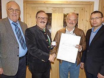 Seniorchef Hermann Oschatz (v. l.), Innungsobermeister Werner Oppel, Hans Huhn und Geschäftsführer Bernd Trautner Foto: Thomas Weichert