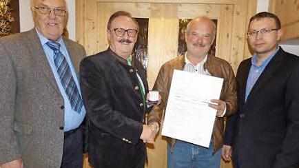 Seniorchef Hermann Oschatz (v. l.), Innungsobermeister Werner Oppel, Hans Huhn und Geschäftsführer Bernd Trautner Foto: Thomas Weichert