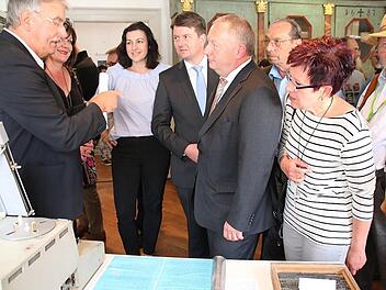 Der ehemalige Redaktionsleiter Paul Ziegler und die neue Redaktionsleiterin der Saalezeitung Susanne Will waren bei der Ausstellungseröffnung im Gespräch mit Bundestagsabgeordneter Dorothee Bär, Landtagsabgeordnetem Sandro Kirchner, Landrat Thomas Bold sowie Ausstellungsbesuchern.  Foto: Heike Beudert
