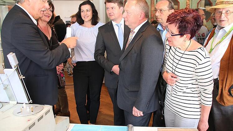 Der ehemalige Redaktionsleiter Paul Ziegler und die neue Redaktionsleiterin der Saalezeitung Susanne Will waren bei der Ausstellungseröffnung im Gespräch mit Bundestagsabgeordneter Dorothee Bär, Landtagsabgeordnetem Sandro Kirchner, Landrat Thomas Bold sowie Ausstellungsbesuchern.  Foto: Heike Beudert