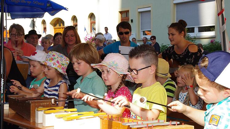 Die Mädchen und Buben der St.-Anna-Kindertagesstätte bereicherten die Gabenbereitung mit Gesang und Xylophon-Klängen.