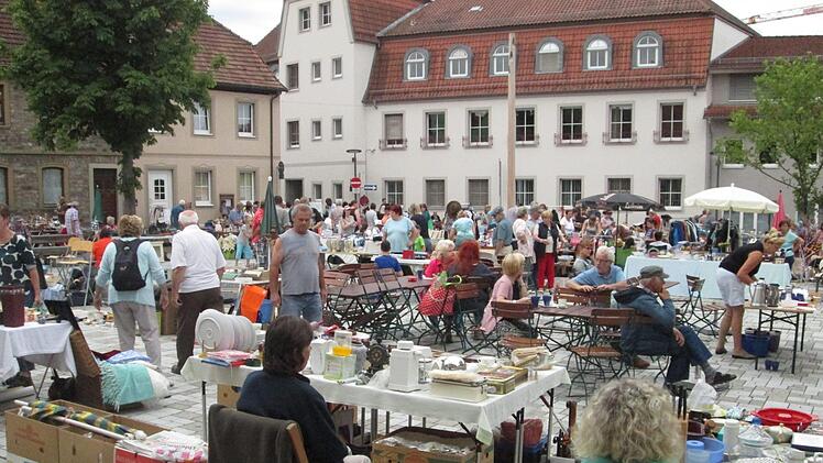 Recht guten Besuch verzeichnete der Hammelburger Flohmarkt auch im Ferienmonat August.  Foto: Winfried Ehling