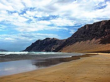 Vulkanlandschaft und idyllische Strände: Strandurlaub ohne Stress ist auf Lanzarote  in den Herbstferien möglich.  Foto: pixabay.com/GregMontani