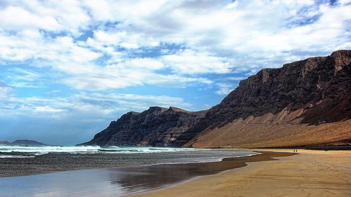 Vulkanlandschaft und idyllische Strände: Strandurlaub ohne Stress ist auf Lanzarote  in den Herbstferien möglich.  Foto: pixabay.com/GregMontani