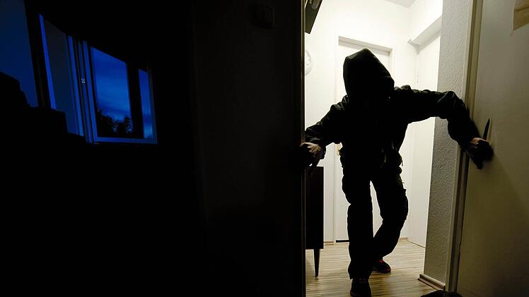 Am Montagabend &uuml;berraschten drei Einbrecher eine 23-J&auml;hrige in deren Wohnung in N&uuml;rnberg. Symbolfoto: Nicolas Armer/dpa