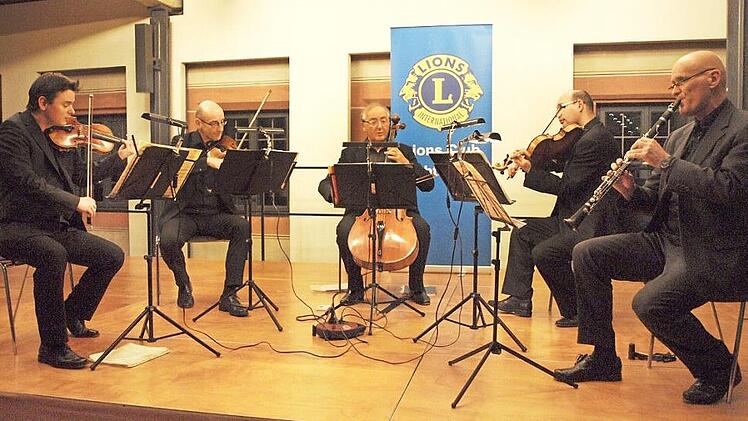Das Bamberger Streichquartett mit Milos Petrovic, Andreas Lucke, Karlheinz Busch und Branko Kabadaic, verstärkt mit dem Klarinettisten Günther Forstmaier (von links), begeisterte die zahlreichen Besucher. Foto: Alfred Thieret
