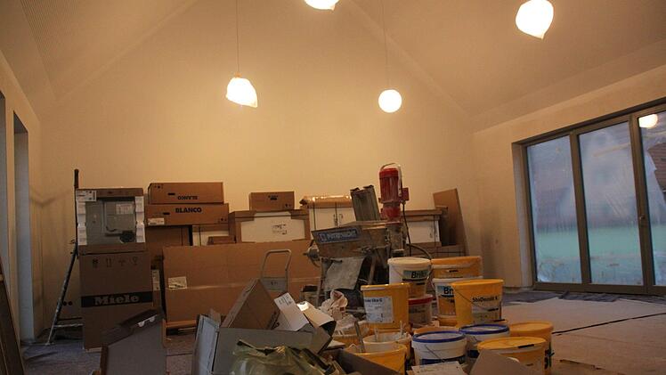 Hell und freundlich präsentiert sich der 65 Quadratmeter große Versammlungsraum, der Platz für 60 Gäste bietet und eine große Fensterfront zur Terrasse in Richtung Löschweiher hat.Kerstin Väth